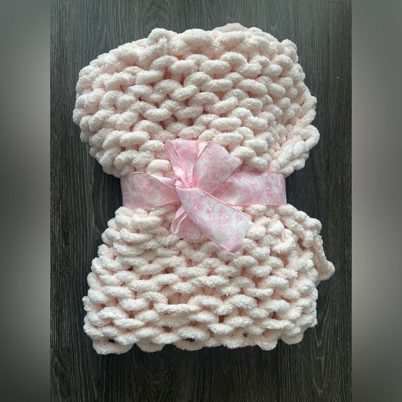 Chunky knitted throw blanket